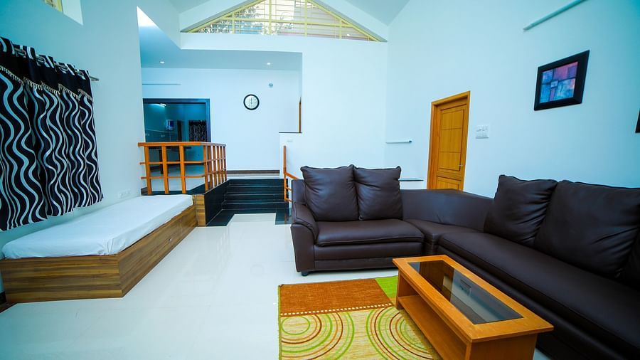 Image a seating room with sofas and a table in front of it at WOW Bison Woods.